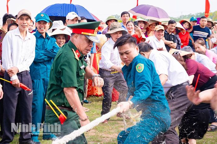 Các vận động viên tham dự môn kéo co. Ảnh: Ngọc Linh