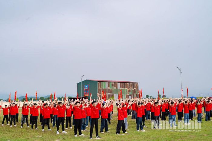 Màn đồng diễn của các em học sinh tại lễ khai mạc Đại hội. Ảnh: Ngọc Linh
