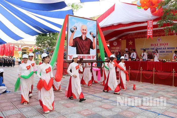 Nghi thức rước kiệu ảnh Bác Hồ qua lễ đài tại lễ khai mạc Đại hội TDTT xã Minh Tân lần thứ I, năm 2026. Ảnh: Khánh Dũng