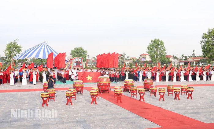 Các khối diễu hành thực hiện nghi thức chào cờ. Ảnh: Lê Dũng