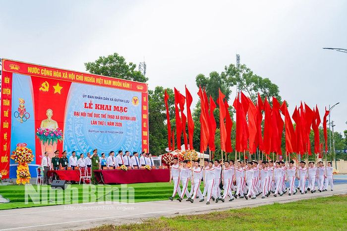 Khối hồng kỳ diễu hành qua lễ đài. Ảnh: Ngọc Linh