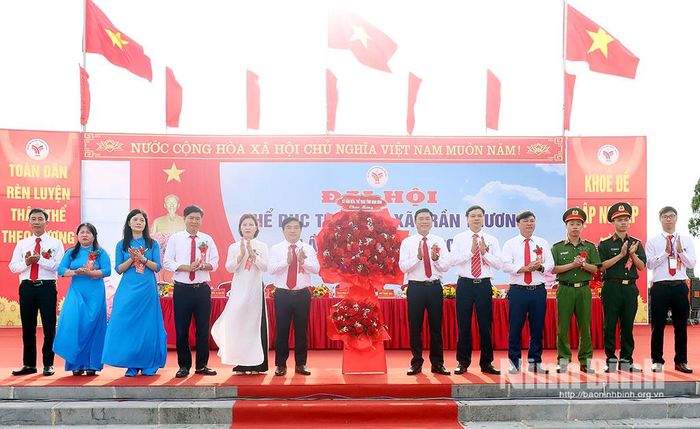 Lãnh đạo Sở Văn hóa và Thể thao tặng hoa chúc mừng Đại hội. Ảnh: Lê Dũng