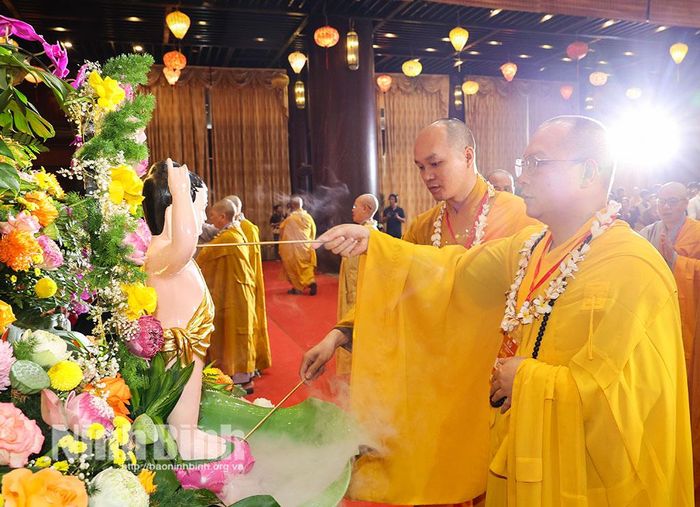 Các đại biểu thực hiện nghi thức tắm Phật.