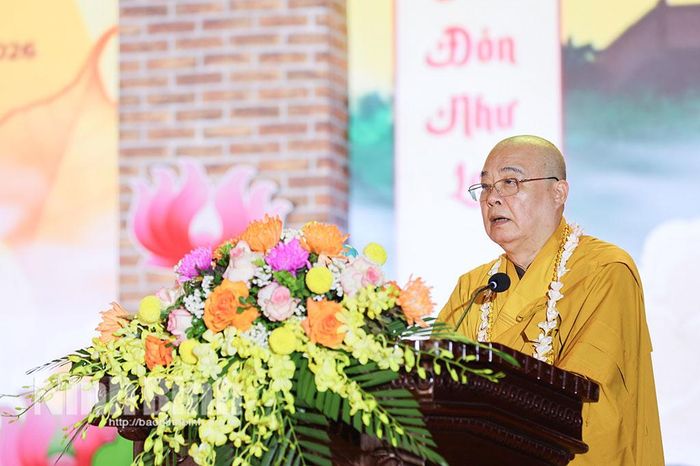 Hòa thượng Thích Thanh Nhiễu, Phó Chủ tịch Thường trực Hội đồng Trị sự Trung ương Giáo hội Phật giáo Việt Nam, trụ trì chùa Tam Chúc tuyên đọc thông điệp Phật đản của Đức Pháp chủ Giáo hội Phật giáo Việt Nam.