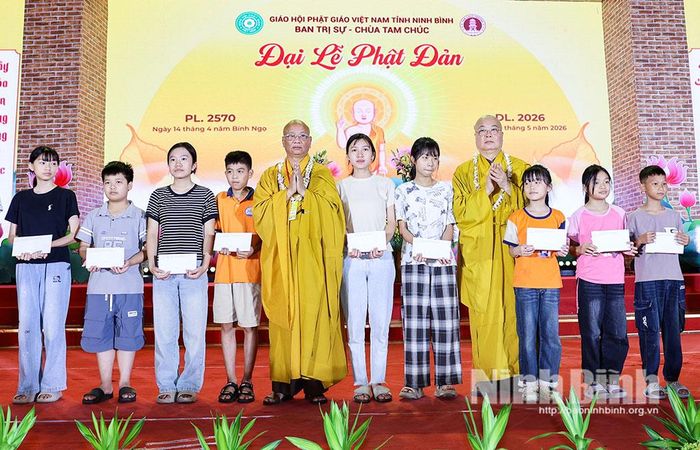 Các vị Hòa thượng trao quà cho học sinh nghèo vượt khó.