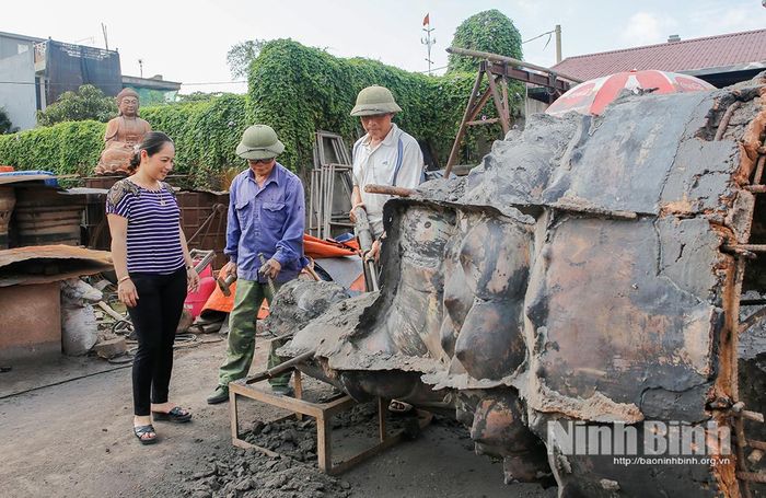 Cơ sở đúc đồng của gia đình anh Lê Văn Khá, xã Xuân Trường