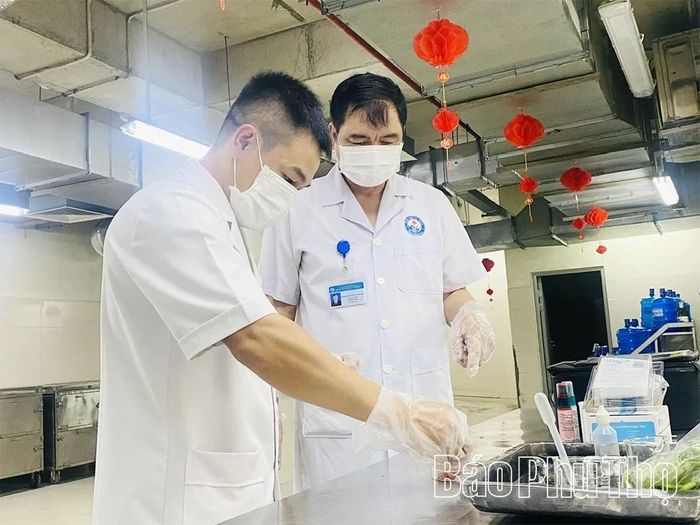 Cán bộ Khoa Dinh dưỡng thực hiện kiểm tra nhanh thực phẩm.