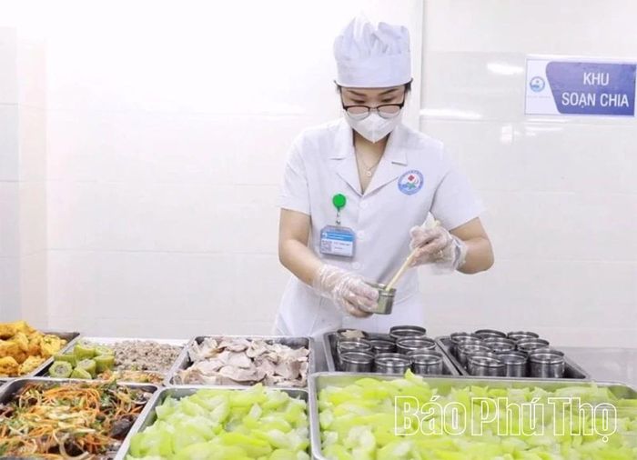 Việc lưu mẫu thức ăn được thực hiện đúng quy định.