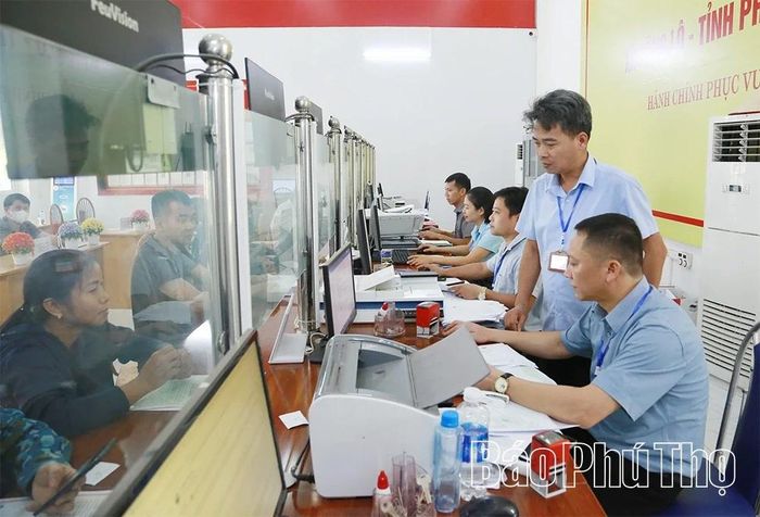 Cán bộ Trung tâm Phục vụ hành chính công, xã Sông Lô thực hiện nghiêm quy định không hút thuốc lá, góp phần xây dựng môi trường làm việc văn minh, sạch đẹp.