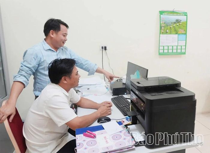 Cán bộ làm việc trong môi trường không khói thuốc, tạo không gian làm việc an toàn và bảo vệ sức khỏe cho cán bộ, người dân đến giao dịch.