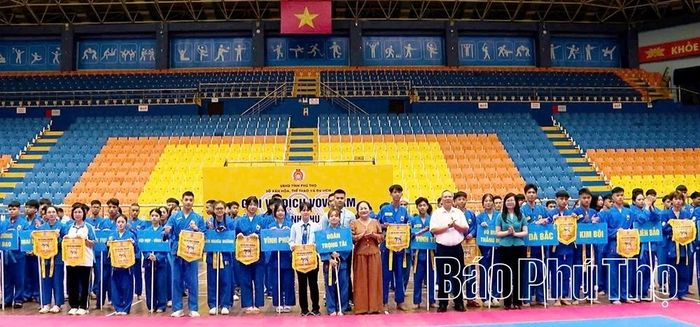 Lãnh đạo Sở Văn hóa, Thể thao và Du lịch trao cờ lưu niệm cho các câu lạc bộ tham gia giải.