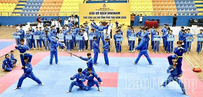 Màn đồng diễn của Câu lạc bộ FPT Polyschool Vĩnh Phúc tại lễ khai mạc.