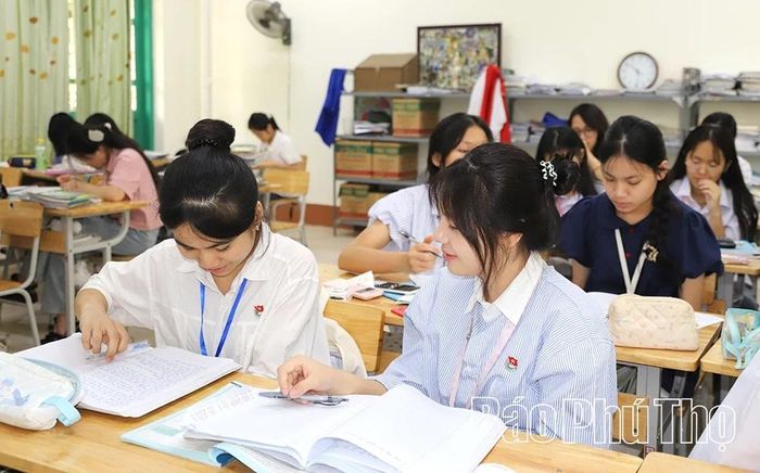 Học sinh Trường Phổ thông Dân tộc nội trú THPT Hòa Bình trong giờ học.