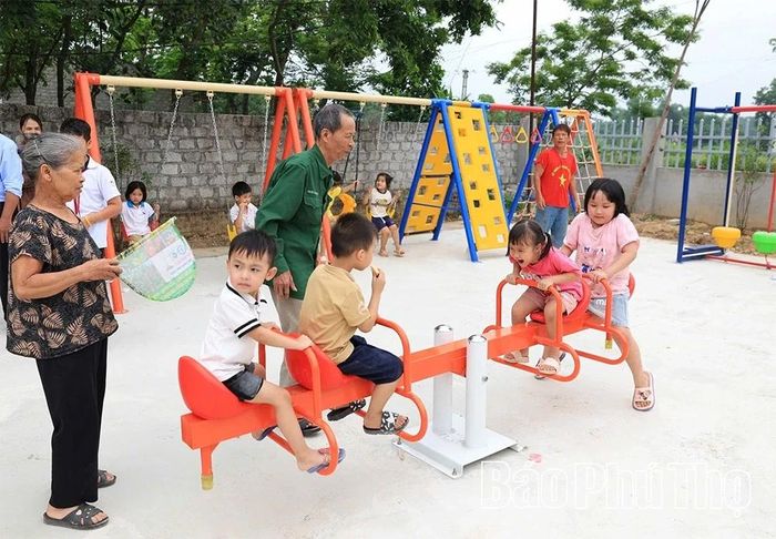 Nhiều địa phương còn quan tâm đầu tư khu vui chơi công cộng, lắp đặt dụng cụ thể thao ngoài trời cơ sở vật chất phục vụ hoạt động hè cho trẻ em.