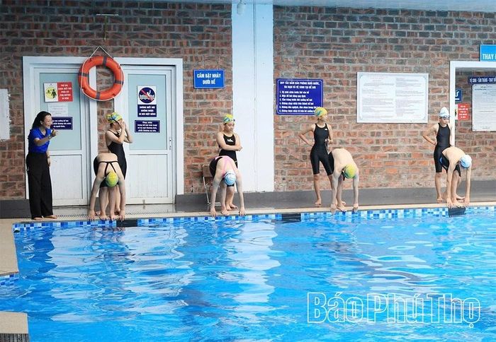 Trang bị kiến thức, kỹ năng bơi cho trẻ là một trong những biện pháp hữu hiệu để phòng, chống tai nạn đuối nước.