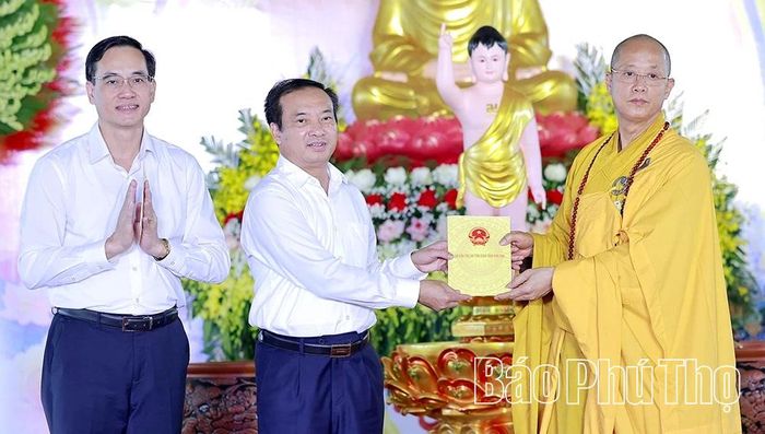 Các đồng chí: Trưởng Ban Tuyên giáo và Dân vận Tỉnh ủy Lương Đức Minh, Giám đốc Sở Dân tộc và Tôn giáo Nguyễn Hải tặng quà chúc mừng.