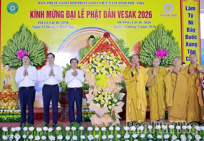 Các đồng chí: Trưởng Ban Tuyên giáo và Dân vận Tỉnh ủy Lương Đức Minh, Giám đốc Sở Dân tộc và Tôn giáo Nguyễn Hải cùng các đại biểu tặng hoa chúc mừng.