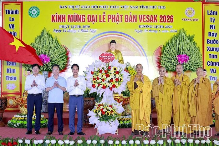 Lãnh đạo xã Phù Ninh tặng lẵng hoa chúc mừng.