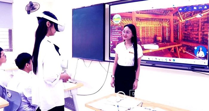 Cô giáo Nguyễn Thị Ngọc Bích hướng dẫn học sinh trải nghiệm không gian 3D Khu di tích Kim Liên bằng kính thực tế ảo.