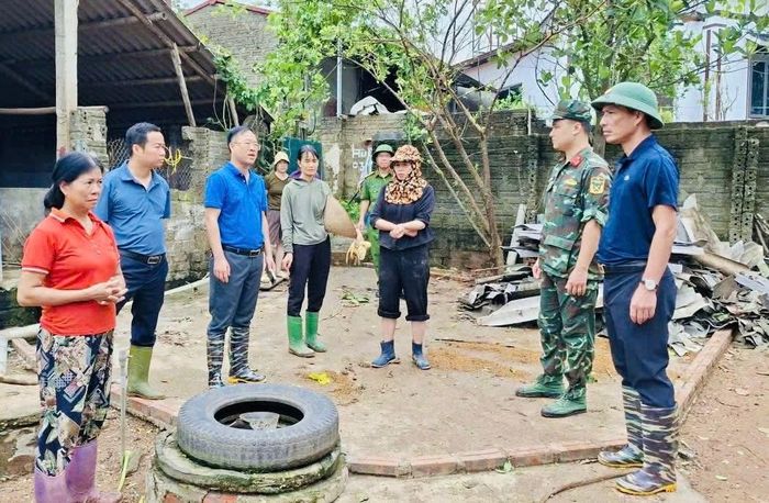 Lãnh đạo xã trực tiếp kiểm tra hiện trường, chỉ đạo khẩn trương khắc phục hậu quả sau mưa dông.