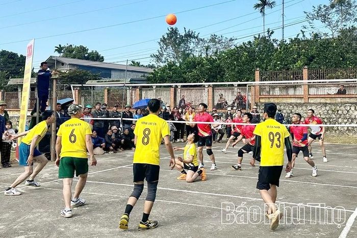Xã Mường Thàng tổ chức thi đấu bóng chuyền thu hút đông đảo các vận động viên tham gia.