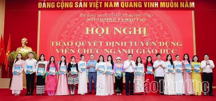 Lãnh đạo Sở Giáo dục và Đào tạo trao quyết định trúng tuyển viên chức ngành Giáo dục cho các thí sinh.
