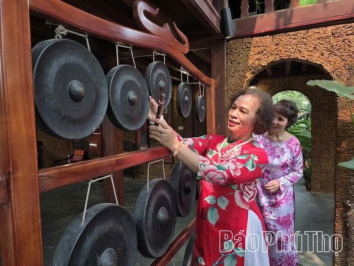 Ngay khi đặt chân đến Lương Sơn Retreat, tiếng chiêng Mường vang lên như chào đón du khách.