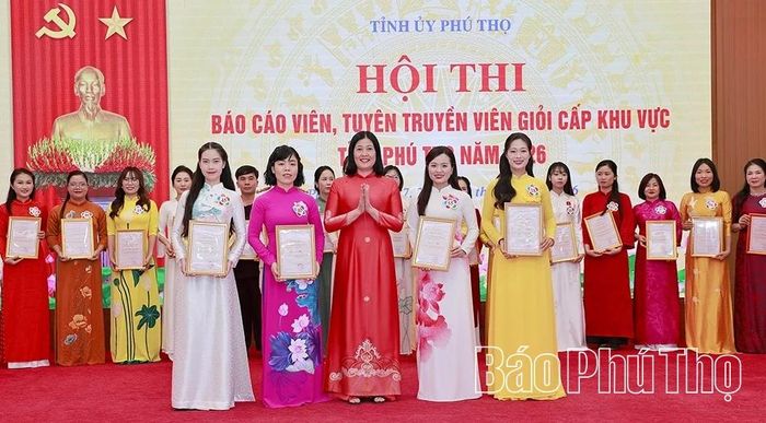 Lãnh đạo Ban Tuyên giáo và Dân vận Tỉnh ủy trao giải Nhì, Ba cho các thí sinh.