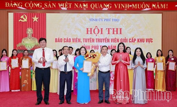 Đồng chí Trưởng Ban Tuyên giáo và Dân vận Tỉnh ủy Lương Đức Minh cùng các đại biểu tặng hoa chúc mừng thí sinh giành giải Nhất.