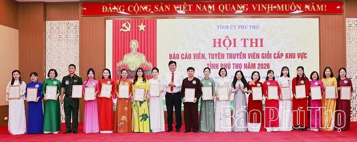 Lãnh đạo Ban Tuyên giáo và Dân vận Tỉnh ủy trao giải Khuyến khích cho các thí sinh.