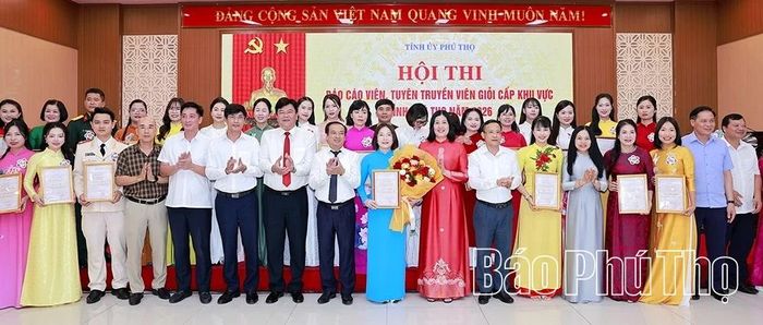 Đồng chí Trưởng Ban Tuyên giáo và Dân vận Tỉnh ủy Lương Đức Minh và các đại biểu chụp ảnh lưu niệm cùng các thí sinh.