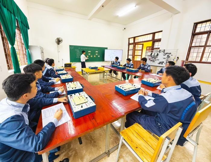 Gắn “học đi đôi với hành” tại Trường cao đẳng nghề Quảng Trị - Ảnh: Nh.V