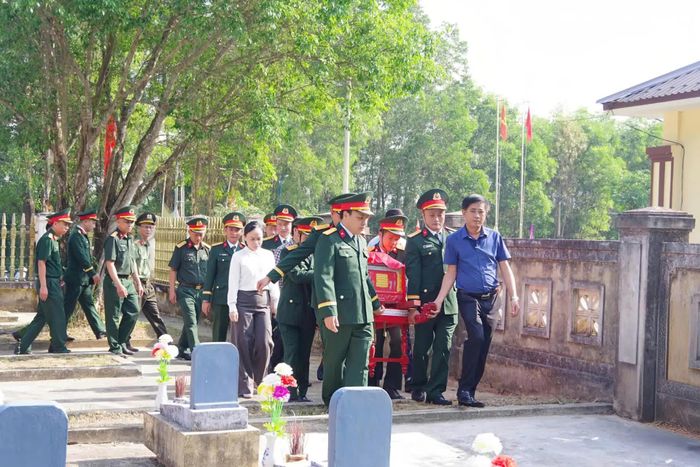 Lễ truy điệu và an táng 3 hài cốt liệt sĩ vừa được tìm thấy tại khu vực Đông Bắc cao điểm 278, xã Hiếu Giang - Ảnh: T.H