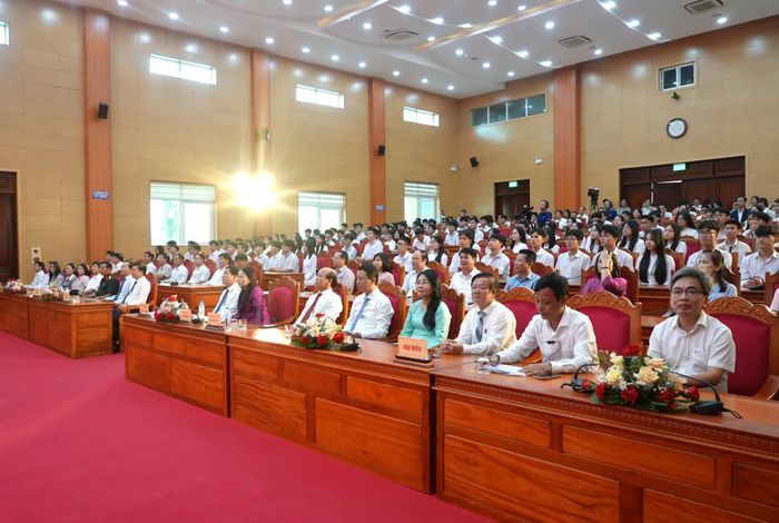 Quang cảnh chương trình vinh danh, trao thưởng cho các em học sinh - Ảnh: T.Đ