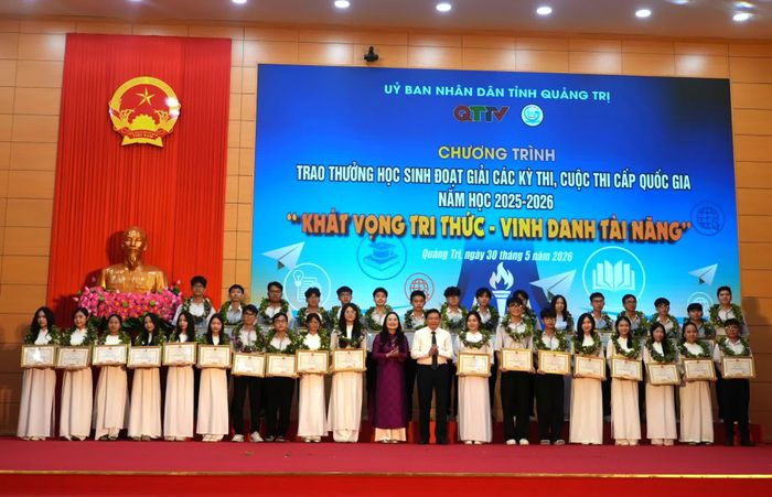 Các em học sinh đoạt giải Nhì tại Kỳ thi chọn học sinh giỏi quốc gia THPT năm học 2025-2026 được trao thưởng - Ảnh: T.Đ