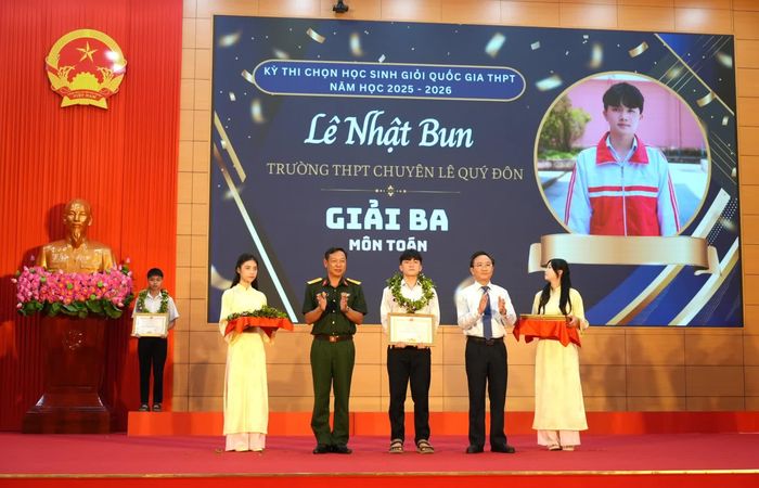  Đồng chí Hoàng Xuân Tân, Phó Chủ tịch UBND tỉnh và đại tá Phan Thắng, Chỉ huy trưởng Bộ Chỉ huy Quân sự tỉnh trao bằng khen cho học sinh đoạt giải Ba tại Kỳ thi chọn học sinh giỏi quốc gia THPT năm học 2025-2026 - Ảnh: T.Đ 