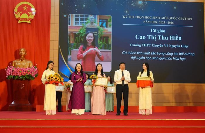 Đồng chí Lê Hồng Vinh, Chủ tịch UBND tỉnh trao bằng khen cho giáo viên có thành tích xuất sắc trong công tác bồi dưỡng học sinh giỏi năm học 2025-2026 - Ảnh: T.Đ