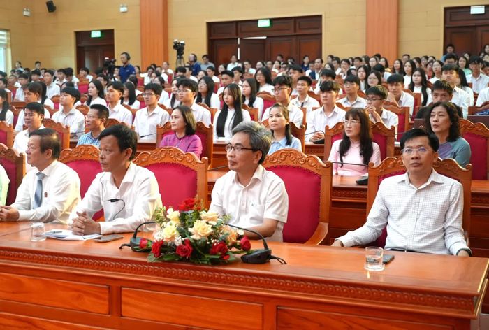 Các đại biểu tham dự chương trình - Ảnh: T.Đ