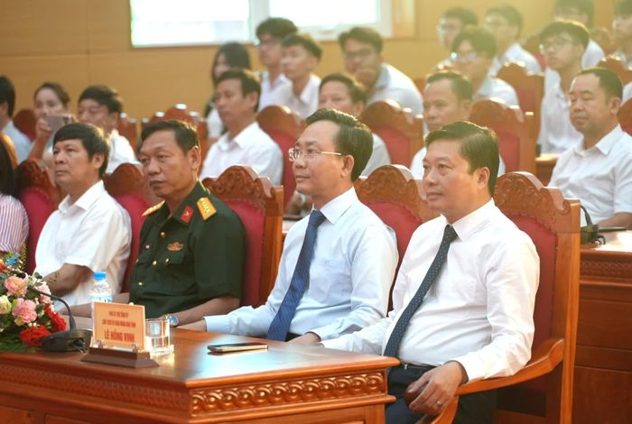 Đồng chí Lê Hồng Vinh, Chủ tịch UBND tỉnh tham dự chương trình - Ảnh: T.Đ