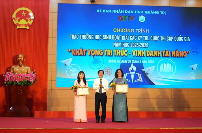 Đồng chí Nguyễn Văn Phương, Bí thư Tỉnh ủy trao bằng khen cho 2 tập thể điển hình có thành tích xuất sắc tại Kỳ thi chọn học sinh giỏi quốc gia THPT năm học 2025-2026 - Ảnh: T.Đ