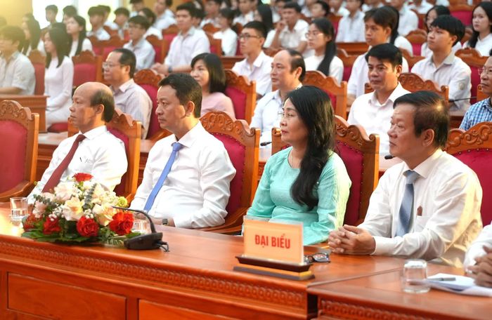 Các đại biểu tham dự chương trình - Ảnh: T.Đ