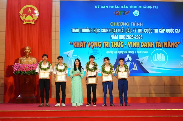 Đại diện lãnh đạo Sở Giáo dục và Đào tạo tặng giấy khen cho các học sinh đoạt giải Tư trong Cuộc thi nghiên cứu khoa học kỹ thuật cấp quốc gia năm học 2025-2026 - Ảnh: T.Đ