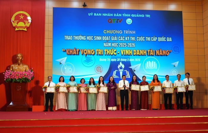 Các thầy cô giáo có thành tích xuất sắc trong công tác bồi dưỡng học sinh giỏi năm học 2025-2026 được trao thưởng - Ảnh: T.Đ