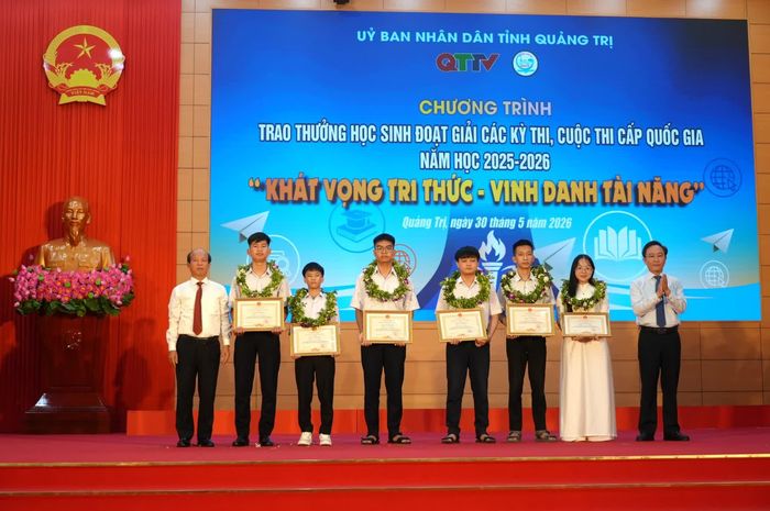 Đồng chí Hoàng Xuân Tân, Phó Chủ tịch UBND tỉnh và lãnh đạo Báo và phát thanh, truyền hình tỉnh trao bằng khen cho các em học sinh đạt thành tích xuất sắc tại Cuộc thi nghiên cứu khoa học kỹ thuật cấp quốc gia năm học 2025 2026- Ảnh: T.Đ