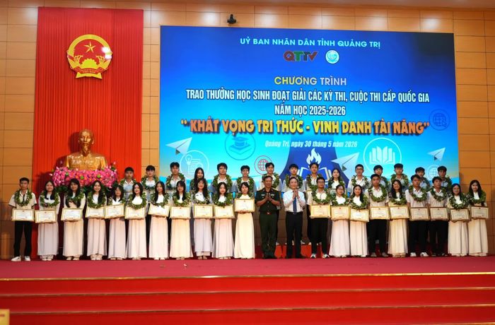 Các em học sinh đoạt giải Ba tại Kỳ thi chọn học sinh giỏi quốc gia THPT năm học 2025-2026 được trao thưởng - Ảnh: T.Đ