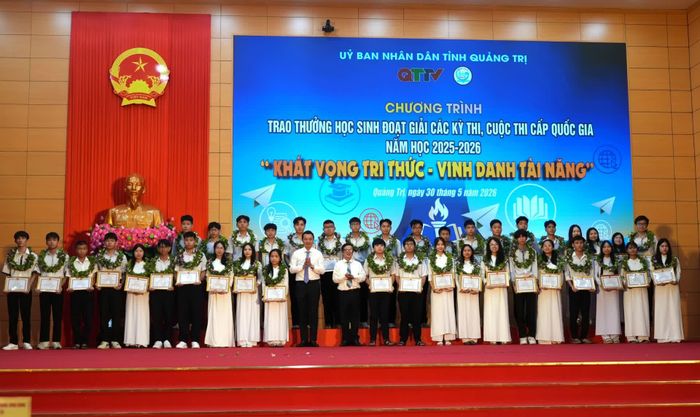 Lãnh đạo Sở Giáo dục và Đào tạo tặng giấy khen cho học sinh đoạt giải Khuyến Khích tại Kỳ thi chọn học sinh giỏi quốc gia THPT năm học 2025-2026 - Ảnh: T.Đ