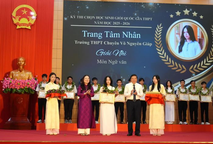 Đồng chí Lê Hồng Vinh, Chủ tịch UBND tỉnh và lãnh đạo Sở Giáo dục-Đào tạo trao bằng khen cho học sinh đoạt giải Nhì tại Kỳ thi chọn học sinh giỏi quốc gia THPT năm học 2025-2026 - Ảnh: T.Đ