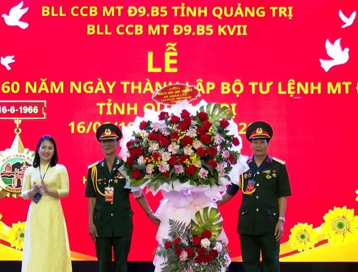 Ban liên lạc Cựu chiến binh Mặt trận Đường 9-B5 Quảng Trị nhận hoa chúc mừng - Ảnh: Q.N