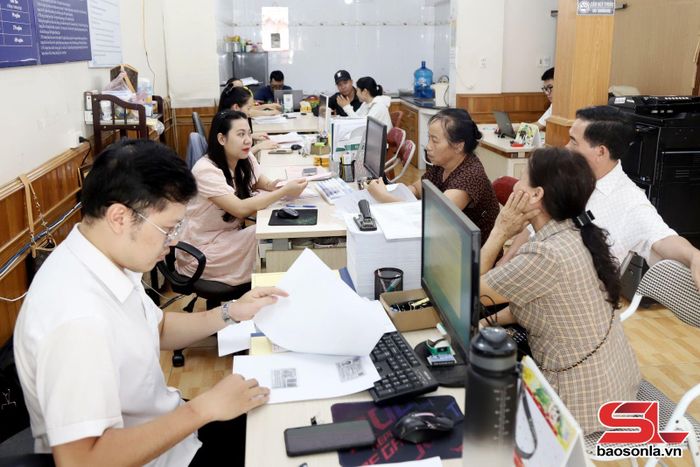 Người dân đến giao dịch tại Văn phòng Công chứng Lường Diên, phường Tô Hiệu.