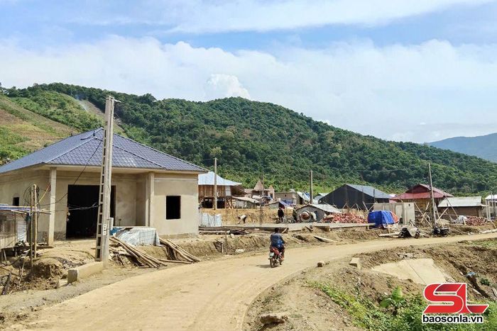 Nhiều hộ dân bản Sòng Hạ, xã Chiềng Sơ, đang thi công xây dựng nhà ở.